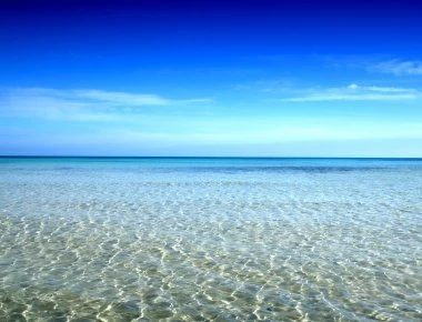 Γυναίκα μπήκε στη θάλασσα να κάνει μπάνιο με ομπρέλα ενώ έβρεχε! (φωτό)